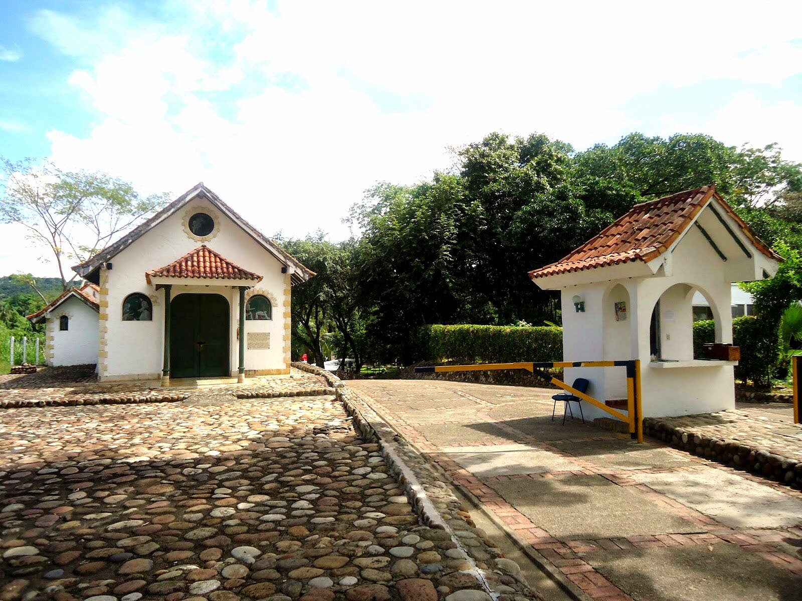 Entrada y capilla del Condominio Bosques de Río Bonito, Melgar