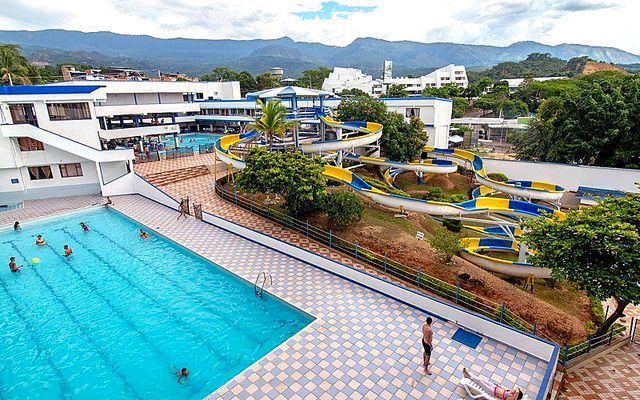 Vista a&eacute;rea de las piscinas del centro de vacaciones Cafam en Melgar, Tolima
