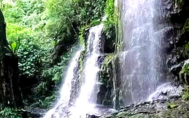 Cascada natural entre vegetaci&oacute;n tropical cerca de Melgar, Tolima
