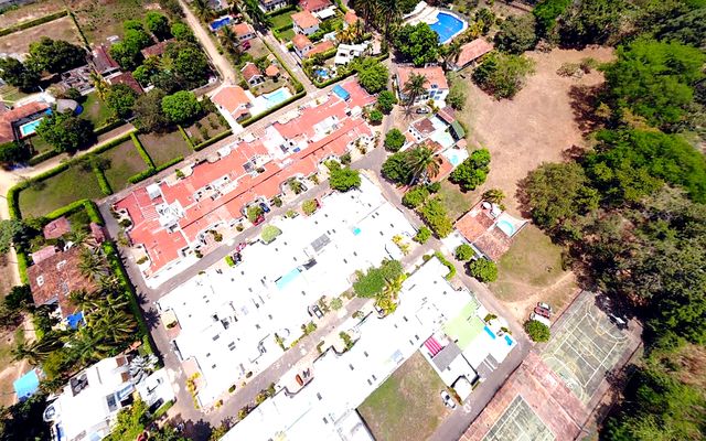 Vista a&eacute;rea de un condominio residencial con piscinas en Melgar, Tolima
