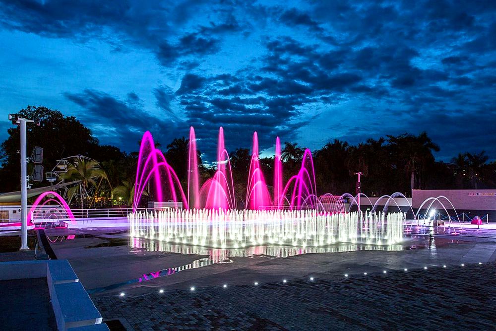 Fuentes danzantes iluminadas de noche en el parque de Melgar, Tolima
