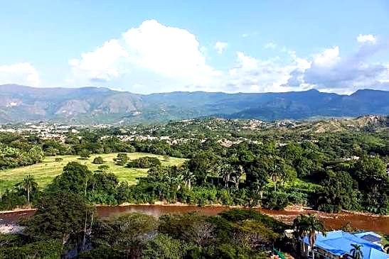 Panor&aacute;mica del valle verde alrededor de Melgar, Tolima