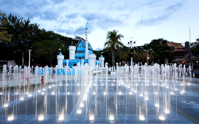 Fuentes danzantes del parque de Melgar, Tolima, de d&iacute;a