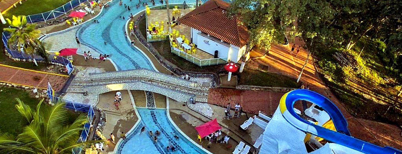 Vista aérea del río lento y las piscinas de un parque acuático cerca de Melgar
