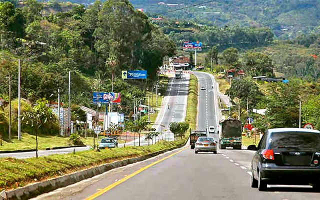 Carretera de la v&iacute;a Bogot&aacute;-Melgar entre vegetaci&oacute;n tropical